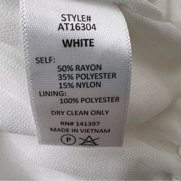 ASTR White Vneck Cropped Pinstipe Blouse Size Large - Picture 9 of 9